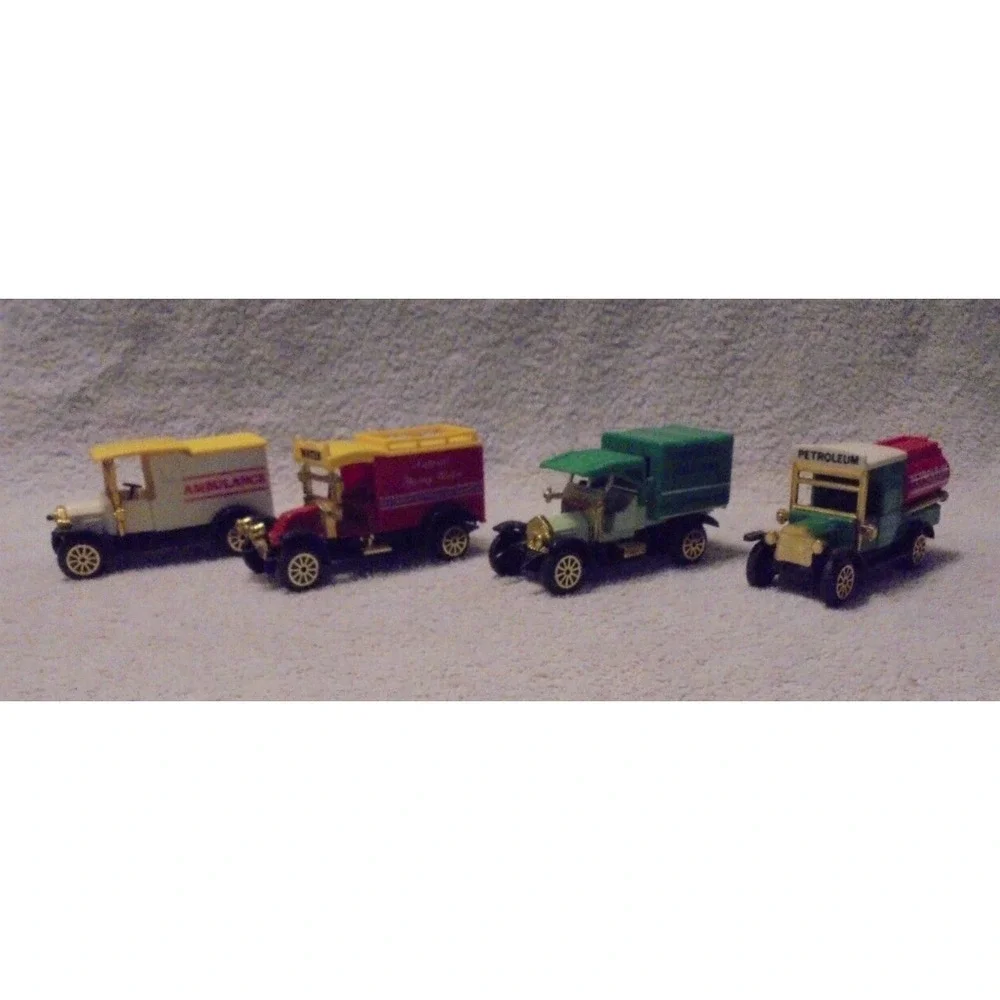 Collectors Set of 4 Classic Trucks 1918, 1912, 1910‎ Tanker Ambulance Delivery